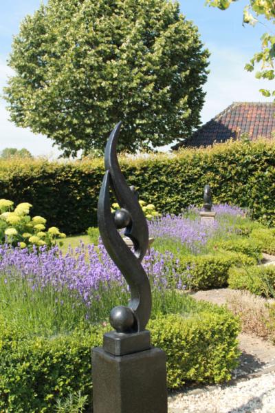 Tuinbeeld Long Flame groot